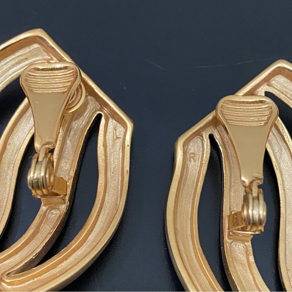 Unique Vintage 80’s Unsigned Gold-tone Sheet Runway Large Clip On Earrings 31g - Picture 13 of 14